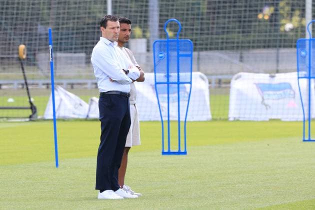 DEU, DFL, 2. FBL Hertha BSC, Training, 08.07.2024, Sportforum, Berlin, DEU, DFL, 2. FBL Hertha BSC, Training, im Bild Benjamin Weber (Sportdirektor, Hertha BSC Berlin), Leiter Teammanagement Sami Allagui (Hertha BSC) DFL - regulations prohibit any use of Photographs as image sequences and or quasi-video Foto: Juergen Engler nordphoto GmbH