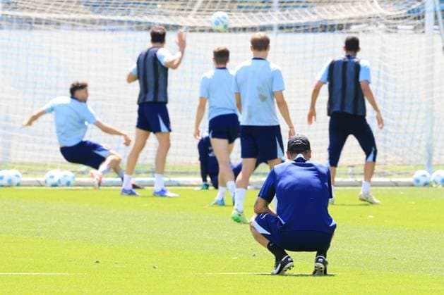 DEU, DFL, 2. FBL Hertha BSC, Training, 08.07.2024, Sportforum, Berlin, DEU, DFL, 2. FBL Hertha BSC, Training, im Bild Cheftrainer Cristian Fiel (Hertha BSC Berlin), Hertha-Spielerkreis DFL - regulations prohibit any use of Photographs as image sequences and or quasi-video Foto: Juergen Engler nordphoto GmbH