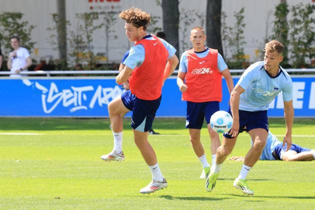 DEU, DFL, 2. FBL Hertha BSC, Training, 08.07.2024, Sportforum, Berlin, DEU, DFL, 2. FBL Hertha BSC, Training, im Bild Florian Niederlechner (Hertha BSC Berlin 7), Palko Dardai (Hertha BSC Berlin 27), Pascal Klemens (Hertha BSC Berlin 41) DFL - regulations prohibit any use of Photographs as image sequences and or quasi-video Foto: Juergen Engler nordphoto GmbH