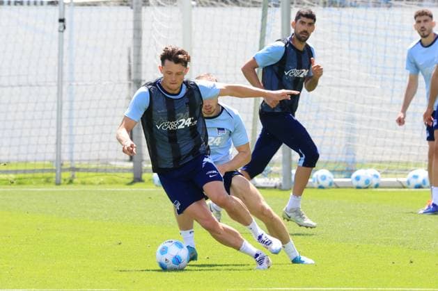 DEU, DFL, 2. FBL Hertha BSC, Training, 08.07.2024, Sportforum, Berlin, DEU, DFL, 2. FBL Hertha BSC, Training, im Bild Fabian Reese (Hertha BSC Berlin 11), Jonjoe Kenny (Hertha BSC Berlin 16), Andreas Bouchalakis (Hertha BSC Berlin 5) DFL - regulations prohibit any use of Photographs as image sequences and or quasi-video Foto: Juergen Engler nordphoto GmbH