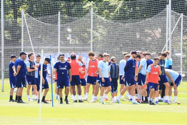 DEU, DFL, 2. FBL Hertha BSC, Training, 08.07.2024, Sportforum, Berlin, DEU, DFL, 2. FBL Hertha BSC, Training, im Bild Cheftrainer Cristian Fiel (Hertha BSC Berlin), Hertha-Spielerkreis DFL - regulations prohibit any use of Photographs as image sequences and or quasi-video Foto: Juergen Engler nordphoto GmbH