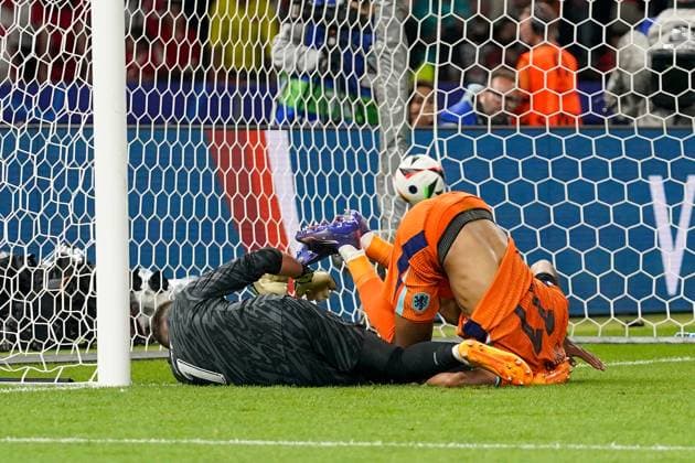 2024-07-06 Netherlands v Turkiye - UEFA EURO, EM, Europameisterschaft,Fussball 2024 Quarter final BERLIN, GERMANY - JULY 6: Goalkeeper Mert Gunok of Turkiye, Cody Gakpo of Netherlands shoots at goal for the 2-1 during the UEFA EURO 2024 Quarter final match between Netherlands and Turkiye at Olympiastadium on July 6, 2024 in Berlin, Germany. Berlin Olympiastadium Germany Content not available for redistribution in The Netherlands directly or indirectly through any third parties. Copyright: xAndrexWeeningx