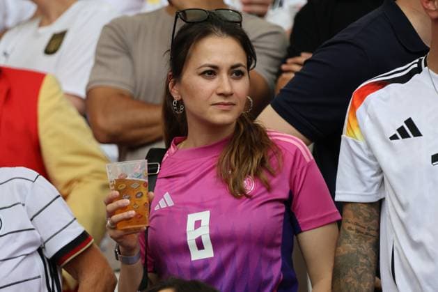 05.07.2024, Fussball, Herren, UEFA Europameisterschaft 2024, Quarter Final, Viertelfinale, Spanien - Deutschland, Frau von Toni Kroos (Deutschland): Jessica Kroos Stuttgart MHP-Arena Baden-Württemberg Deutschland (DE) Copyright: xSebastianxBachx