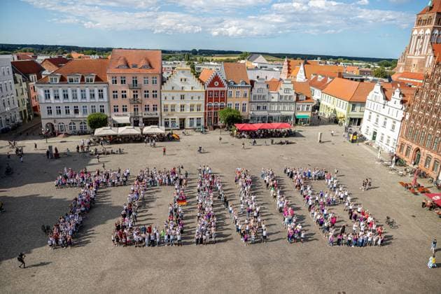 Sport Bilder des Tages 550 Menschen bilden eine Toni 8 zur Ehrung des Ausnahmespielers, der in der Hansestadt Greifswald geboren wurde. GER, Hansestadt Greifsald, Toni Kroos, Ehrung, HGW, Marktplatz, Fans, Fussball