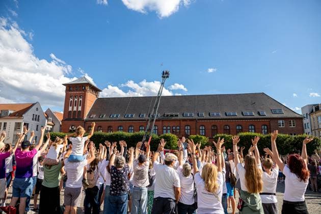 Blick auf die Menschenmassen auf dem Greifswalder Marktplatz: 550 Menschen bilden eine Toni 8 zur Ehrung des Ausnahmespielers, der in der Hansestadt Greifswald geboren wurde. GER, Hansestadt Greifsald, Toni Kroos, Ehrung, HGW, Marktplatz, Fans, Fussball