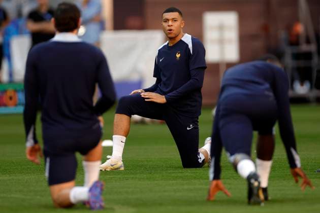France s Kylian Mbappe (C) takes part in the team s training session in Munich, Germany, 08 July 2024, on the eve of their Euro2024 semi-final soccer match against Spain. France s training session !ACHTUNG: NUR REDAKTIONELLE NUTZUNG!  Copyright: xAlbertoxEstevezx GRAF3720 20240708-55014095949_1