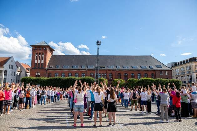 Blick auf die Menschenmassen auf dem Greifswalder Marktplatz: 550 Menschen bilden eine Toni 8 zur Ehrung des Ausnahmespielers, der in der Hansestadt Greifswald geboren wurde. GER, Hansestadt Greifsald, Toni Kroos, Ehrung, HGW, Marktplatz, Fans, Fussball