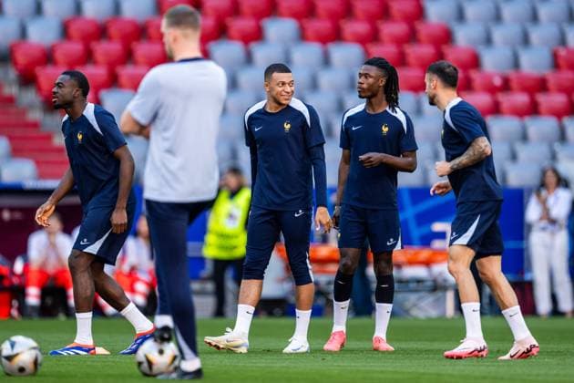 240708 Kylian MbappÃ and Eduardo Camavinga at a training session with France during the UEFA EURO, EM, Europameisterschaft,Fussball 2024 Football Championship on July 8, 2024 in Munich. Photo: Mathias Bergeld BILDBYRAN kod MB MB0945 fotboll football soccer fotball fotbolls-em europamästerskap em uefa euro uefa european football championship euro 2024 träning practice training frankrike france day 25 bbeng Copyright: MATHIASxBERGELD BB240708MB004