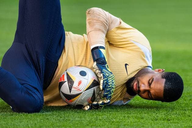 240708 Goalkeeper Mike Maignan at a training session with France during the UEFA EURO, EM, Europameisterschaft,Fussball 2024 Football Championship on July 8, 2024 in Munich. Photo: Mathias Bergeld BILDBYRAN kod MB MB0945 fotboll football soccer fotball fotbolls-em europamästerskap em uefa euro uefa european football championship euro 2024 träning practice training frankrike france day 25 bbeng Copyright: MATHIASxBERGELD BB240708MB007