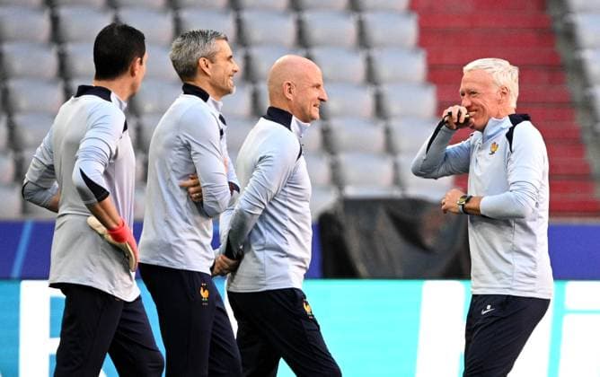 Germany Soccer Euro 2024 Training 8725085 08.07.2024 France s head coach Didier Deschamps, right, attends a training session ahead of the UEFA EURO, EM, Europameisterschaft,Fussball 2024 semi-final soccer match agaisnt Spain at the Allianz Arena in Munich, Germany. Alexey Filippov Sputnik Munich Germany  Copyright: xAlexeyxFilippovx