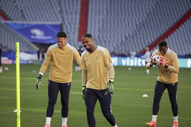 16 Maignan Mike Peterson MAIGNAN Goalkeeper (FRA) 23 Areola Alphonse Francis AREOLA Goalkeeper (FRA) 1 Samba Brice SAMBA Goalkeeper (FRA) Séance d entraînement du MD-1 de l équipe de France au stade de football de Munich FOOTBALL : entraînement de l équipe de France avant leur match demi-finalede l UEFA EURO, EM, Europameisterschaft,Fussball 2024 contre le Espagne au Volksparkstadion de Munich 09 07 2024 ElyxandroCegarra Panoramic 