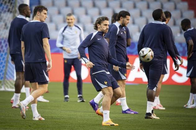 7 Griezmann Antoine GRIEZMANN Midfield (FRA) Séance d entraînement du MD-1 de l équipe de France au stade de football de Munich FOOTBALL : entraînement de l équipe de France avant leur match demi-finalede l UEFA EURO, EM, Europameisterschaft,Fussball 2024 contre le Espagne au Volksparkstadion de Munich 09 07 2024 ElyxandroCegarra Panoramic 