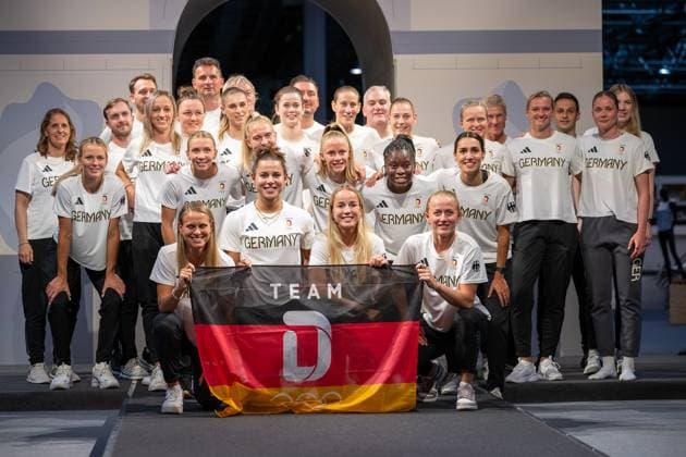 Sport Themen der Woche KW28 Sport Bilder des Tages Fussball, Olympia: Einkleidung der Frauen Fussball Nationalmannschaft fuer die Olympischen Spielen 2024 am 08.07.2024 auf dem Messegelaende in Duesseldorf. Mannschaftsfoto der Frauen Nationalmannschaft nach der Einkleidung. Foto: Kirchner-Media TH *** Football, Olympics Dressing of the womens national football team for the 2024 Olympic Games on 08 07 2024 at the exhibition grounds in Duesseldorf Team photo of the womens national team after the dressing photo Kirchner Media TH Copyright: xKirchner-Media THx