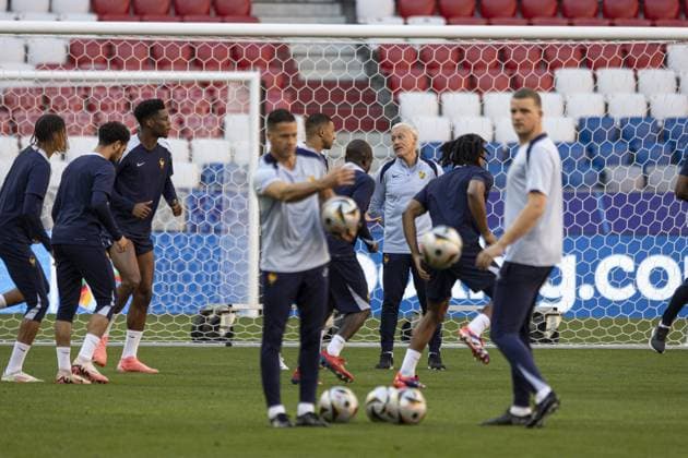10 Mbappe Lottin Kylian MBAPPE Forward (FRA) et Deschamps Didier Head coach FRA Séance d entraînement du MD-1 de l équipe de France au stade de football de Munich FOOTBALL : entraînement de l équipe de France avant leur match demi-finalede l UEFA EURO, EM, Europameisterschaft,Fussball 2024 contre le Espagne au Allianz Arena de Munich de Munich 09 07 2024 ElyxandroCegarra Panoramic 