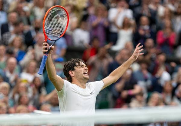Tennis - Wimbledon Championship 2024 - Day 8 LONDON, ENGLAND - Monday, July 8, 2024: Taylor Fritz (USA) celebrates after winning the Gentlemen s Singles 4th Round match on Day Eight of The Championships Wimbledon 2024 at the All England Lawn Tennis and Croquet Club. (Photo by Kirsten Holst Propaganda) LONDON All England Lawn Tennis and Croq GREATER LONDON ENGLAND  Copyright: xKirstenxHolstx 2024-07-08-025-Wimbledon_Day_8
