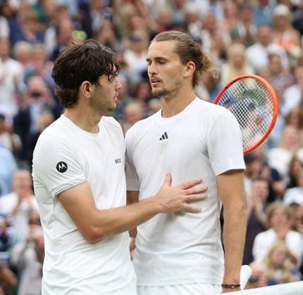 Sport Themen der Woche KW28 Sport Bilder des Tages USA s Taylor Fritz celebrates victory in his fourth round match against Germany s Alexander Zverev at the 2024 Wimbledon Championships in London on Monday, July 08, 2024.  LON2024070884 HUGOxPHILPOTT