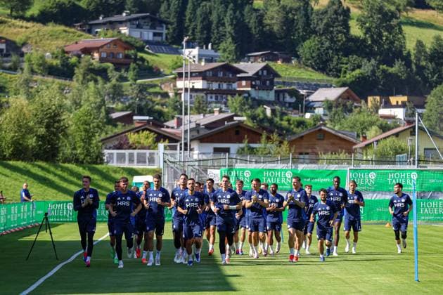 Mittersill, Oesterreich, 08.07.24: Spieler von FC Schalke 04 beim warmlaufen waehrend des Trainingslager vom FC Schalke 04 in der Hohe Tauern Arena am 08. July 2024 in Mittersill, Oesterreich. (Foto von Stefan Brauer Brauer-Fotoagentur) Mittersill, Austria, 08.07.24: Players from FC Schalke 04 while warming up during the Trainingslager from FC Schalke 04 at Hohe Tauern Arena on July 8, 2024 in Mittersill, Austria. (Photo by Stefan Brauer Brauer-Fotoagentur) Mittersill Hohe Tauern Arena Austria