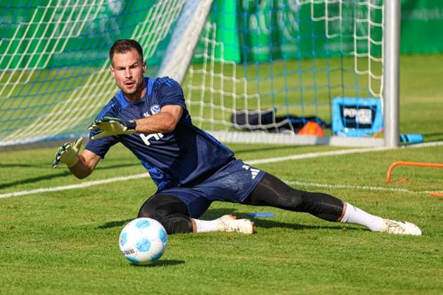 Mittersill, Oesterreich, 08.07.24: Torwart Michael Langer (FC Schalke 04) in Aktion, am Ball, Einzelaktion waehrend des Trainingslager vom FC Schalke 04 in der Hohe Tauern Arena am 08. July 2024 in Mittersill, Oesterreich. (Foto von Stefan Brauer Brauer-Fotoagentur) Mittersill, Austria, 08.07.24: Torwart Michael Langer (FC Schalke 04) controls the ball during the Trainingslager from FC Schalke 04 at Hohe Tauern Arena on July 8, 2024 in Mittersill, Austria. (Photo by Stefan Brauer Brauer-Fotoagentur) Mittersill Hohe Tauern Arena Austria
