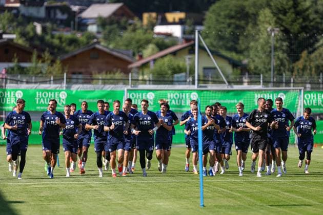 Mittersill, Oesterreich, 08.07.24: Spieler von FC Schalke 04 bei einer Laufeinheit waehrend des Trainingslager vom FC Schalke 04 in der Hohe Tauern Arena am 08. July 2024 in Mittersill, Oesterreich. (Foto von Stefan Brauer Brauer-Fotoagentur) Mittersill, Austria, 08.07.24: Spieler von FC Schalke 04 during a running session during the Trainingslager from FC Schalke 04 at Hohe Tauern Arena on July 8, 2024 in Mittersill, Austria. (Photo by Stefan Brauer Brauer-Fotoagentur) Mittersill Hohe Tauern Arena Austria