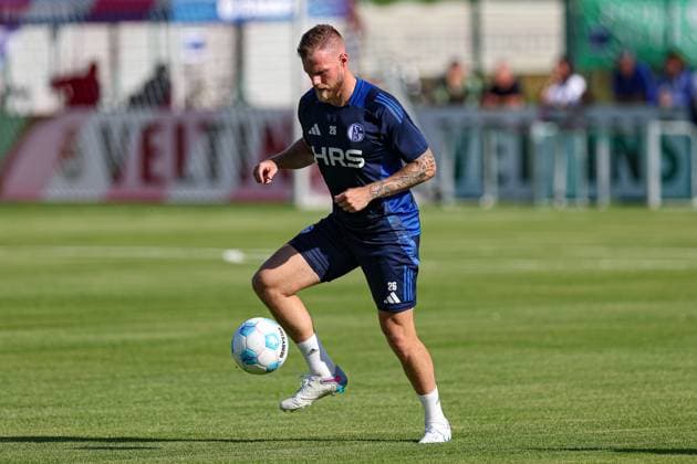 Mittersill, Oesterreich, 08.07.24: Tomas Kalas (FC Schalke 04) in Aktion, am Ball, Einzelaktion waehrend des Trainingslager vom FC Schalke 04 in der Hohe Tauern Arena am 08. July 2024 in Mittersill, Oesterreich. (Foto von Stefan Brauer Brauer-Fotoagentur) Mittersill, Austria, 08.07.24: Tomas Kalas (FC Schalke 04) controls the ball during the Trainingslager from FC Schalke 04 at Hohe Tauern Arena on July 8, 2024 in Mittersill, Austria. (Photo by Stefan Brauer Brauer-Fotoagentur) Mittersill Hohe Tauern Arena Austria
