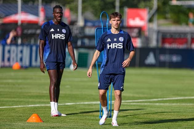 Mittersill, Oesterreich, 08.07.24: Vitalie Becker (FC Schalke 04) schaut waehrend des Trainingslager vom FC Schalke 04 in der Hohe Tauern Arena am 08. July 2024 in Mittersill, Oesterreich. (Foto von Stefan Brauer Brauer-Fotoagentur) Mittersill, Austria, 08.07.24: Vitalie Becker (FC Schalke 04) looks on during the Trainingslager from FC Schalke 04 at Hohe Tauern Arena on July 8, 2024 in Mittersill, Austria. (Photo by Stefan Brauer Brauer-Fotoagentur) Mittersill Hohe Tauern Arena Austria