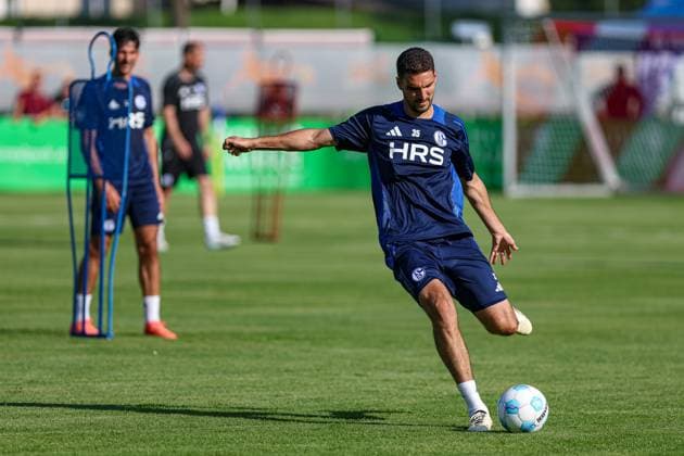 Mittersill, Oesterreich, 08.07.24: Marcin Kaminski (FC Schalke 04) in Aktion, am Ball, Einzelaktion waehrend des Trainingslager vom FC Schalke 04 in der Hohe Tauern Arena am 08. July 2024 in Mittersill, Oesterreich. (Foto von Stefan Brauer Brauer-Fotoagentur) Mittersill, Austria, 08.07.24: Marcin Kaminski (FC Schalke 04) controls the ball during the Trainingslager from FC Schalke 04 at Hohe Tauern Arena on July 8, 2024 in Mittersill, Austria. (Photo by Stefan Brauer Brauer-Fotoagentur) Mittersill Hohe Tauern Arena Austria