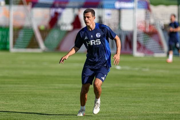 Mittersill, Oesterreich, 08.07.24: Ron Schallenberg (FC Schalke 04) schaut waehrend des Trainingslager vom FC Schalke 04 in der Hohe Tauern Arena am 08. July 2024 in Mittersill, Oesterreich. (Foto von Stefan Brauer Brauer-Fotoagentur) Mittersill, Austria, 08.07.24: Ron Schallenberg (FC Schalke 04) looks on during the Trainingslager from FC Schalke 04 at Hohe Tauern Arena on July 8, 2024 in Mittersill, Austria. (Photo by Stefan Brauer Brauer-Fotoagentur) Mittersill Hohe Tauern Arena Austria