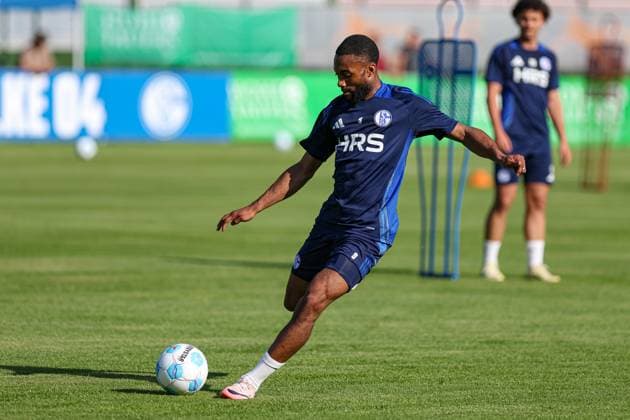 Mittersill, Oesterreich, 08.07.24: Moussa Sylla (FC Schalke 04) in Aktion, am Ball, Einzelaktion waehrend des Trainingslager vom FC Schalke 04 in der Hohe Tauern Arena am 08. July 2024 in Mittersill, Oesterreich. (Foto von Stefan Brauer Brauer-Fotoagentur) Mittersill, Austria, 08.07.24: Moussa Sylla (FC Schalke 04) controls the ball during the Trainingslager from FC Schalke 04 at Hohe Tauern Arena on July 8, 2024 in Mittersill, Austria. (Photo by Stefan Brauer Brauer-Fotoagentur) Mittersill Hohe Tauern Arena Austria