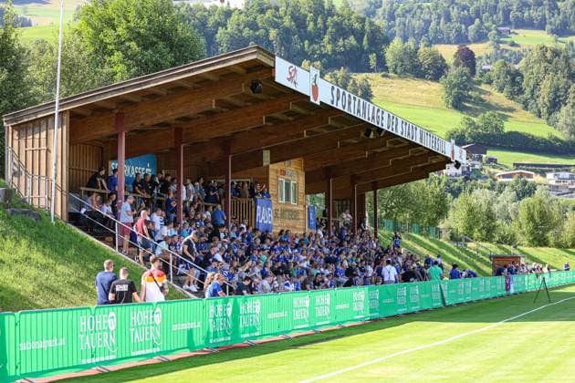 Mittersill, Oesterreich, 08.07.24: Fans von FC Schalke 04 schauen das Training waehrend des Trainingslager vom FC Schalke 04 in der Hohe Tauern Arena am 08. July 2024 in Mittersill, Oesterreich. (Foto von Stefan Brauer Brauer-Fotoagentur) Mittersill, Austria, 08.07.24: Fans from FC Schalke 04 watch the training during the Trainingslager from FC Schalke 04 at Hohe Tauern Arena on July 8, 2024 in Mittersill, Austria. (Photo by Stefan Brauer Brauer-Fotoagentur) Mittersill Hohe Tauern Arena Austria