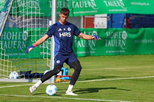 Mittersill, Oesterreich, 08.07.24: Torwart Luca Podlech (FC Schalke 04) in Aktion, am Ball, Einzelaktion waehrend des Trainingslager vom FC Schalke 04 in der Hohe Tauern Arena am 08. July 2024 in Mittersill, Oesterreich. (Foto von Stefan Brauer Brauer-Fotoagentur) Mittersill, Austria, 08.07.24: Torwart Luca Podlech (FC Schalke 04) controls the ball during the Trainingslager from FC Schalke 04 at Hohe Tauern Arena on July 8, 2024 in Mittersill, Austria. (Photo by Stefan Brauer Brauer-Fotoagentur) Mittersill Hohe Tauern Arena Austria