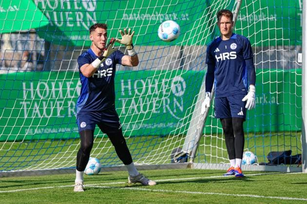 Mittersill, Oesterreich, 08.07.24: Torwart Justin Heekeren (FC Schalke 04) in Aktion, am Ball, Einzelaktion waehrend des Trainingslager vom FC Schalke 04 in der Hohe Tauern Arena am 08. July 2024 in Mittersill, Oesterreich. (Foto von Stefan Brauer Brauer-Fotoagentur) Mittersill, Austria, 08.07.24: Torwart Justin Heekeren (FC Schalke 04) controls the ball during the Trainingslager from FC Schalke 04 at Hohe Tauern Arena on July 8, 2024 in Mittersill, Austria. (Photo by Stefan Brauer Brauer-Fotoagentur) Mittersill Hohe Tauern Arena Austria