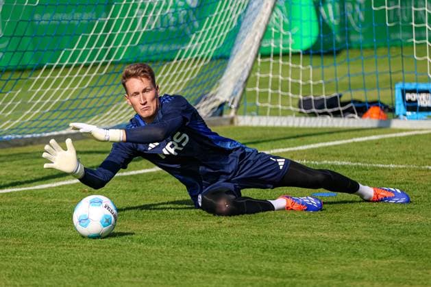 Mittersill, Oesterreich, 08.07.24: Torwart Ron-Thorben Hoffmann (FC Schalke 04) in Aktion, am Ball, Einzelaktion waehrend des Trainingslager vom FC Schalke 04 in der Hohe Tauern Arena am 08. July 2024 in Mittersill, Oesterreich. (Foto von Stefan Brauer Brauer-Fotoagentur) Mittersill, Austria, 08.07.24: Torwart Ron-Thorben Hoffmann (FC Schalke 04) controls the ball during the Trainingslager from FC Schalke 04 at Hohe Tauern Arena on July 8, 2024 in Mittersill, Austria. (Photo by Stefan Brauer Brauer-Fotoagentur) Mittersill Hohe Tauern Arena Austria