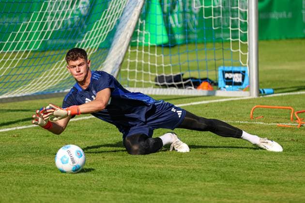 Mittersill, Oesterreich, 08.07.24: Torwart Luca Podlech (FC Schalke 04) in Aktion, am Ball, Einzelaktion waehrend des Trainingslager vom FC Schalke 04 in der Hohe Tauern Arena am 08. July 2024 in Mittersill, Oesterreich. (Foto von Stefan Brauer Brauer-Fotoagentur) Mittersill, Austria, 08.07.24: Torwart Luca Podlech (FC Schalke 04) controls the ball during the Trainingslager from FC Schalke 04 at Hohe Tauern Arena on July 8, 2024 in Mittersill, Austria. (Photo by Stefan Brauer Brauer-Fotoagentur) Mittersill Hohe Tauern Arena Austria