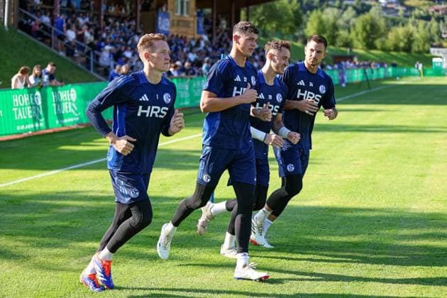 Mittersill, Oesterreich, 08.07.24: Torwart Ron-Thorben Hoffmann (FC Schalke 04), Torwart Luca Podlech (FC Schalke 04), Torwart Justin Heekeren (FC Schalke 04) und Torwart Michael Langer (FC Schalke 04) bei einer Laufeinheit waehrend des Trainingslager vom FC Schalke 04 in der Hohe Tauern Arena am 08. July 2024 in Mittersill, Oesterreich. (Foto von Stefan Brauer Brauer-Fotoagentur) Mittersill, Austria, 08.07.24: Torwart Ron-Thorben Hoffmann (FC Schalke 04), Torwart Luca Podlech (FC Schalke 04), Torwart Justin Heekeren (FC Schalke 04) und Torwart Michael Langer (FC Schalke 04) during a running session during the Trainingslager from FC Schalke 04 at Hohe Tauern Arena on July 8, 2024 in Mittersill, Austria. (Photo by Stefan Brauer Brauer-Fotoagentur) Mittersill Hohe Tauern Arena Austria