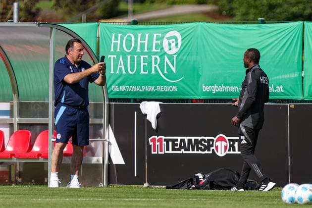 Mittersill, Oesterreich, 08.07.24: Sportdirektor Marc Wilmots (FC Schalke 04) und Technischer Direktor Ben Manga (FC Schalke 04) schauen waehrend des Trainingslager vom FC Schalke 04 in der Hohe Tauern Arena am 08. July 2024 in Mittersill, Oesterreich. (Foto von Stefan Brauer Brauer-Fotoagentur) Mittersill, Austria, 08.07.24: Sportdirektor Marc Wilmots (FC Schalke 04) und Technischer Direktor Ben Manga (FC Schalke 04) looks on during the Trainingslager from FC Schalke 04 at Hohe Tauern Arena on July 8, 2024 in Mittersill, Austria. (Photo by Stefan Brauer Brauer-Fotoagentur) Mittersill Hohe Tauern Arena Austria