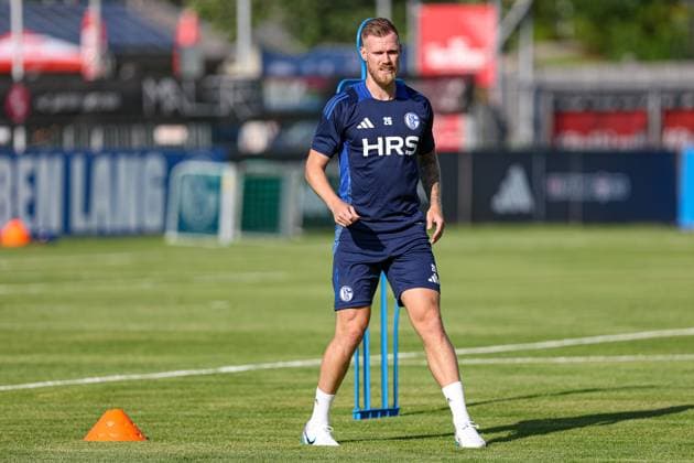 Mittersill, Oesterreich, 08.07.24: Tomas Kalas (FC Schalke 04) schaut waehrend des Trainingslager vom FC Schalke 04 in der Hohe Tauern Arena am 08. July 2024 in Mittersill, Oesterreich. (Foto von Stefan Brauer Brauer-Fotoagentur) Mittersill, Austria, 08.07.24: Tomas Kalas (FC Schalke 04) looks on during the Trainingslager from FC Schalke 04 at Hohe Tauern Arena on July 8, 2024 in Mittersill, Austria. (Photo by Stefan Brauer Brauer-Fotoagentur) Mittersill Hohe Tauern Arena Austria