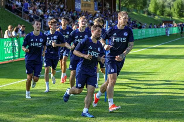 Sport Bilder des Tages Mittersill, Oesterreich, 08.07.24: Amin Younes (FC Schalke 04), Sebastian Polter (FC Schalke 04), waehrend des Trainingslager vom FC Schalke 04 in der Hohe Tauern Arena am 08. July 2024 in Mittersill, Oesterreich. (Foto von Stefan Brauer Brauer-Fotoagentur) Mittersill, Austria, 08.07.24: Amin Younes (FC Schalke 04), Sebastian Polter (FC Schalke 04), during the Trainingslager from FC Schalke 04 at Hohe Tauern Arena on July 8, 2024 in Mittersill, Austria. (Photo by Stefan Brauer Brauer-Fotoagentur) Mittersill Hohe Tauern Arena Austria