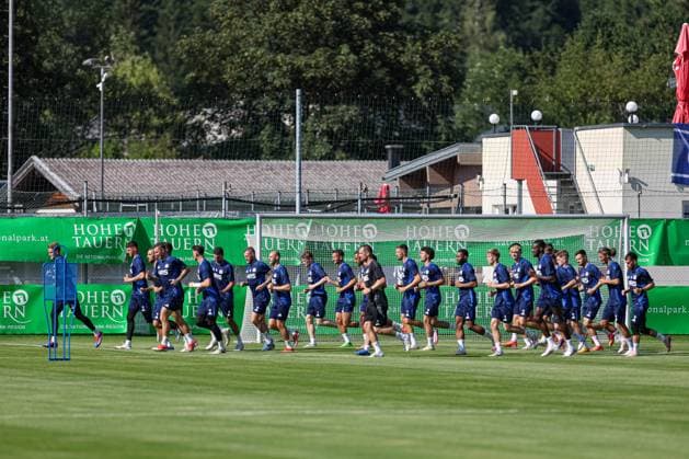 Mittersill, Oesterreich, 08.07.24: Spieler von FC Schalke 04 bei einer Laufeinheit waehrend des Trainingslager vom FC Schalke 04 in der Hohe Tauern Arena am 08. July 2024 in Mittersill, Oesterreich. (Foto von Stefan Brauer Brauer-Fotoagentur) Mittersill, Austria, 08.07.24: Spieler von FC Schalke 04 during a running session during the Trainingslager from FC Schalke 04 at Hohe Tauern Arena on July 8, 2024 in Mittersill, Austria. (Photo by Stefan Brauer Brauer-Fotoagentur) Mittersill Hohe Tauern Arena Austria