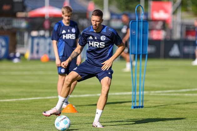 Mittersill, Oesterreich, 08.07.24: Janik Bachmann (FC Schalke 04) in Aktion, am Ball, Einzelaktion waehrend des Trainingslager vom FC Schalke 04 in der Hohe Tauern Arena am 08. July 2024 in Mittersill, Oesterreich. (Foto von Stefan Brauer Brauer-Fotoagentur) Mittersill, Austria, 08.07.24: Janik Bachmann (FC Schalke 04) controls the ball during the Trainingslager from FC Schalke 04 at Hohe Tauern Arena on July 8, 2024 in Mittersill, Austria. (Photo by Stefan Brauer Brauer-Fotoagentur) Mittersill Hohe Tauern Arena Austria