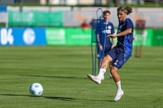 Mittersill, Oesterreich, 08.07.24: Taylan Bulut (FC Schalke 04) in Aktion, am Ball, Einzelaktion waehrend des Trainingslager vom FC Schalke 04 in der Hohe Tauern Arena am 08. July 2024 in Mittersill, Oesterreich. (Foto von Stefan Brauer Brauer-Fotoagentur) Mittersill, Austria, 08.07.24: Taylan Bulut (FC Schalke 04) controls the ball during the Trainingslager from FC Schalke 04 at Hohe Tauern Arena on July 8, 2024 in Mittersill, Austria. (Photo by Stefan Brauer Brauer-Fotoagentur) Mittersill Hohe Tauern Arena Austria