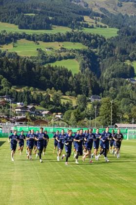 Mittersill, Oesterreich, 08.07.24: Spieler von FC Schalke 04 beim warmlaufen waehrend des Trainingslager vom FC Schalke 04 in der Hohe Tauern Arena am 08. July 2024 in Mittersill, Oesterreich. (Foto von Stefan Brauer Brauer-Fotoagentur) Mittersill, Austria, 08.07.24: Players from FC Schalke 04 while warming up during the Trainingslager from FC Schalke 04 at Hohe Tauern Arena on July 8, 2024 in Mittersill, Austria. (Photo by Stefan Brauer Brauer-Fotoagentur) Mittersill Hohe Tauern Arena Austria