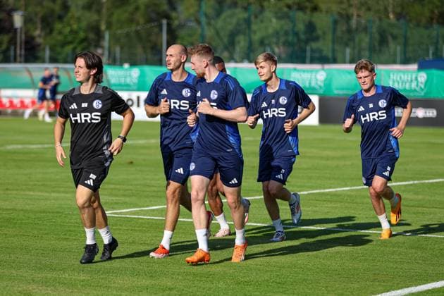 Mittersill, Oesterreich, 08.07.24: Rehatrainer Nico Wamig (FC Schalke 04), Henning Matriciani (FC Schalke 04), Tobias Mohr (FC Schalke 04), Moussa Sylla (FC Schalke 04), Martin Wasinski (FC Schalke 04) und Niklas Barthel (FC Schalke 04) bei einer Laufeinheit waehrend des Trainingslager vom FC Schalke 04 in der Hohe Tauern Arena am 08. July 2024 in Mittersill, Oesterreich. (Foto von Stefan Brauer Brauer-Fotoagentur) Mittersill, Austria, 08.07.24: Rehatrainer Nico Wamig (FC Schalke 04), Henning Matriciani (FC Schalke 04), Tobias Mohr (FC Schalke 04), Moussa Sylla (FC Schalke 04), Martin Wasinski (FC Schalke 04) und Niklas Barthel (FC Schalke 04) during a running session during the Trainingslager from FC Schalke 04 at Hohe Tauern Arena on July 8, 2024 in Mittersill, Austria. (Photo by Stefan Brauer Brauer-Fotoagentur) Mittersill Hohe Tauern Arena Austria