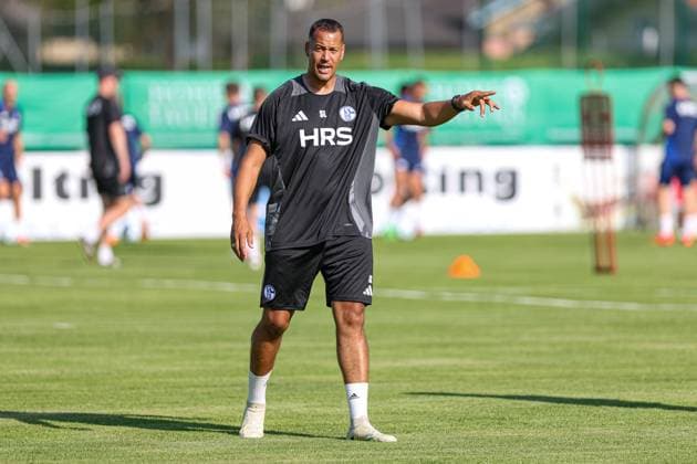Mittersill, Oesterreich, 08.07.24: Torwart-Trainer Stephan Loboue (FC Schalke 04) gestikuliert, Gestik waehrend des Trainingslager vom FC Schalke 04 in der Hohe Tauern Arena am 08. July 2024 in Mittersill, Oesterreich. (Foto von Stefan Brauer Brauer-Fotoagentur) Mittersill, Austria, 08.07.24: Torwart-Trainer Stephan Loboue (FC Schalke 04) gestures during the Trainingslager from FC Schalke 04 at Hohe Tauern Arena on July 8, 2024 in Mittersill, Austria. (Photo by Stefan Brauer Brauer-Fotoagentur) Mittersill Hohe Tauern Arena Austria