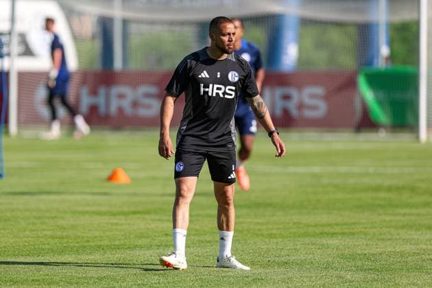 Mittersill, Oesterreich, 08.07.24: Co-Trainer Sidney Sam (FC Schalke 04) schaut waehrend des Trainingslager vom FC Schalke 04 in der Hohe Tauern Arena am 08. July 2024 in Mittersill, Oesterreich. (Foto von Stefan Brauer Brauer-Fotoagentur) Mittersill, Austria, 08.07.24: Co-Trainer Sidney Sam (FC Schalke 04) looks on during the Trainingslager from FC Schalke 04 at Hohe Tauern Arena on July 8, 2024 in Mittersill, Austria. (Photo by Stefan Brauer Brauer-Fotoagentur) Mittersill Hohe Tauern Arena Austria