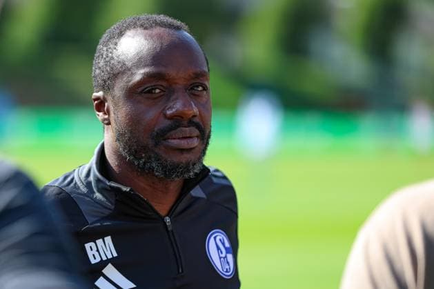 Mittersill, Oesterreich, 08.07.24: Technischer Direktor Ben Manga (FC Schalke 04) schaut waehrend des Trainingslager vom FC Schalke 04 in der Hohe Tauern Arena am 08. July 2024 in Mittersill, Oesterreich. (Foto von Stefan Brauer Brauer-Fotoagentur) Mittersill, Austria, 08.07.24: Technischer Direktor Ben Manga (FC Schalke 04) looks on during the Trainingslager from FC Schalke 04 at Hohe Tauern Arena on July 8, 2024 in Mittersill, Austria. (Photo by Stefan Brauer Brauer-Fotoagentur) Mittersill Hohe Tauern Arena Austria