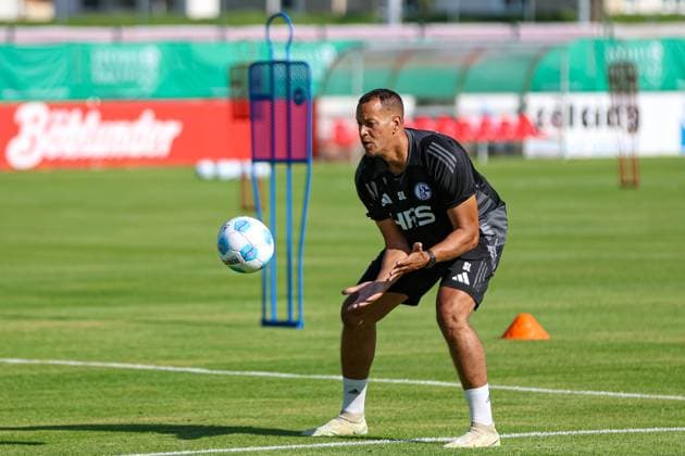 Mittersill, Oesterreich, 08.07.24: Torwart-Trainer Stephan Loboue (FC Schalke 04) schaut waehrend des Trainingslager vom FC Schalke 04 in der Hohe Tauern Arena am 08. July 2024 in Mittersill, Oesterreich. (Foto von Stefan Brauer Brauer-Fotoagentur) Mittersill, Austria, 08.07.24: Keeper- Coach Stephan Loboue (FC Schalke 04) looks on during the Trainingslager from FC Schalke 04 at Hohe Tauern Arena on July 8, 2024 in Mittersill, Austria. (Photo by Stefan Brauer Brauer-Fotoagentur) Mittersill Hohe Tauern Arena Austria