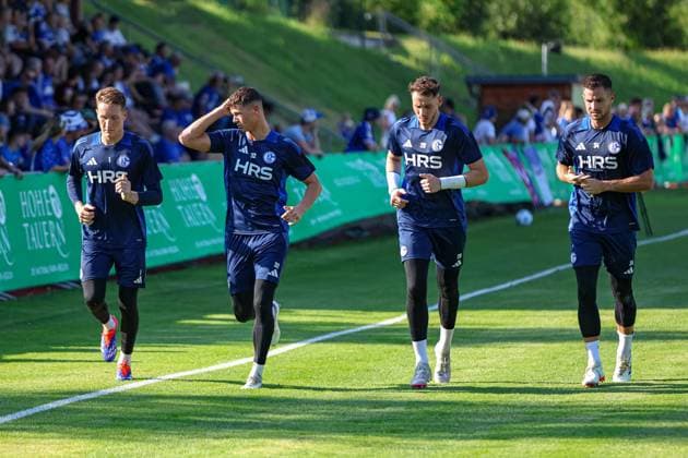 Mittersill, Oesterreich, 08.07.24: Torwart Ron-Thorben Hoffmann (FC Schalke 04), Torwart Luca Podlech (FC Schalke 04), Torwart Justin Heekeren (FC Schalke 04) und Torwart Michael Langer (FC Schalke 04) bei einer Laufeinheit waehrend des Trainingslager vom FC Schalke 04 in der Hohe Tauern Arena am 08. July 2024 in Mittersill, Oesterreich. (Foto von Stefan Brauer Brauer-Fotoagentur) Mittersill, Austria, 08.07.24: Torwart Ron-Thorben Hoffmann (FC Schalke 04), Torwart Luca Podlech (FC Schalke 04), Torwart Justin Heekeren (FC Schalke 04) und Torwart Michael Langer (FC Schalke 04) during a running session during the Trainingslager from FC Schalke 04 at Hohe Tauern Arena on July 8, 2024 in Mittersill, Austria. (Photo by Stefan Brauer Brauer-Fotoagentur) Mittersill Hohe Tauern Arena Austria
