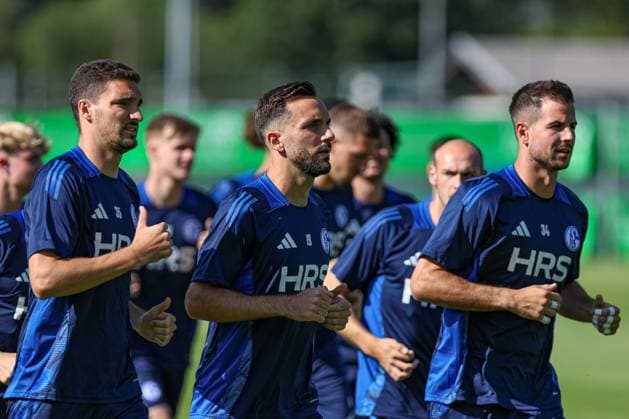 Mittersill, Oesterreich, 08.07.24: Marcin Kaminski (FC Schalke 04), Kenan Karaman (FC Schalke 04) und Torwart Michael Langer (FC Schalke 04) bei einer Laufeinheit waehrend des Trainingslager vom FC Schalke 04 in der Hohe Tauern Arena am 08. July 2024 in Mittersill, Oesterreich. (Foto von Stefan Brauer Brauer-Fotoagentur) Mittersill, Austria, 08.07.24: Marcin Kaminski (FC Schalke 04), Kenan Karaman (FC Schalke 04) und Torwart Michael Langer (FC Schalke 04) during a running session during the Trainingslager from FC Schalke 04 at Hohe Tauern Arena on July 8, 2024 in Mittersill, Austria. (Photo by Stefan Brauer Brauer-Fotoagentur) Mittersill Hohe Tauern Arena Austria