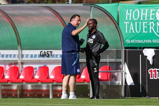 Mittersill, Oesterreich, 08.07.24: Sportdirektor Marc Wilmots (FC Schalke 04) und Technischer Direktor Ben Manga (FC Schalke 04) sprechen miteinander waehrend des Trainingslager vom FC Schalke 04 in der Hohe Tauern Arena am 08. July 2024 in Mittersill, Oesterreich. (Foto von Stefan Brauer Brauer-Fotoagentur) Mittersill, Austria, 08.07.24: Sportdirektor Marc Wilmots (FC Schalke 04) und Technischer Direktor Ben Manga (FC Schalke 04) talk to each other during the Trainingslager from FC Schalke 04 at Hohe Tauern Arena on July 8, 2024 in Mittersill, Austria. (Photo by Stefan Brauer Brauer-Fotoagentur) Mittersill Hohe Tauern Arena Austria