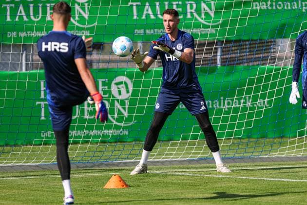 Mittersill, Oesterreich, 08.07.24: Torwart Justin Heekeren (FC Schalke 04) in Aktion, am Ball, Einzelaktion waehrend des Trainingslager vom FC Schalke 04 in der Hohe Tauern Arena am 08. July 2024 in Mittersill, Oesterreich. (Foto von Stefan Brauer Brauer-Fotoagentur) Mittersill, Austria, 08.07.24: Torwart Justin Heekeren (FC Schalke 04) controls the ball during the Trainingslager from FC Schalke 04 at Hohe Tauern Arena on July 8, 2024 in Mittersill, Austria. (Photo by Stefan Brauer Brauer-Fotoagentur) Mittersill Hohe Tauern Arena Austria